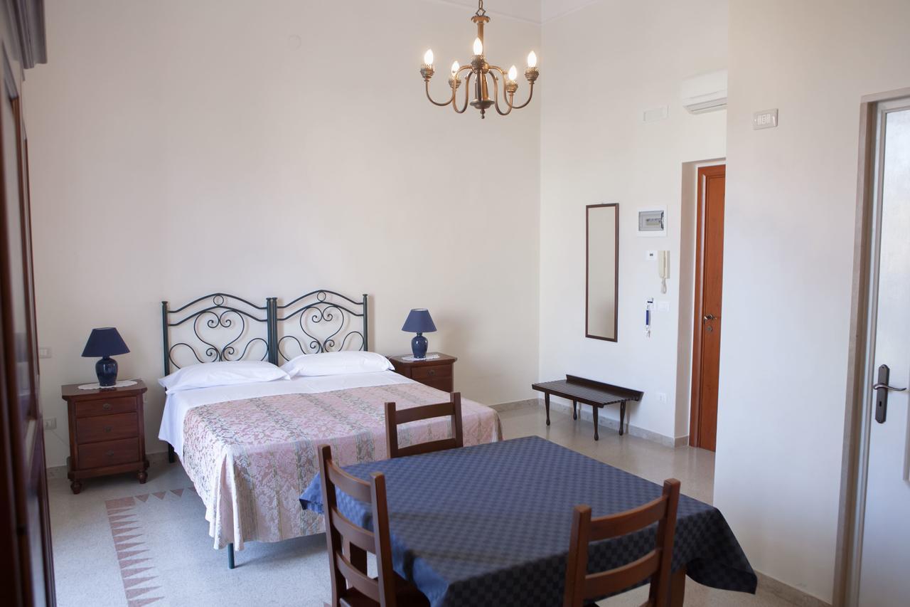 Albergo Lucy Trani Cameră foto