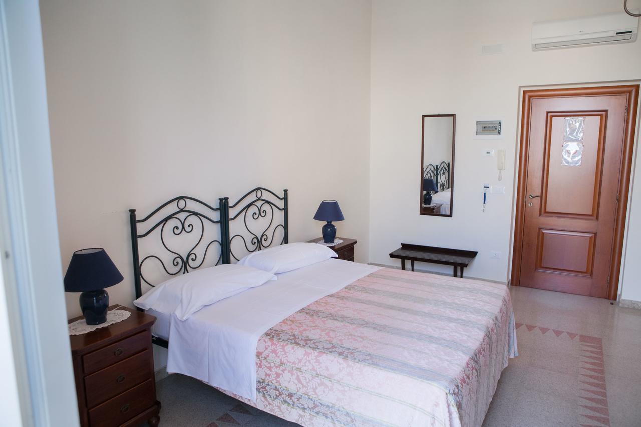 Albergo Lucy Trani Cameră foto