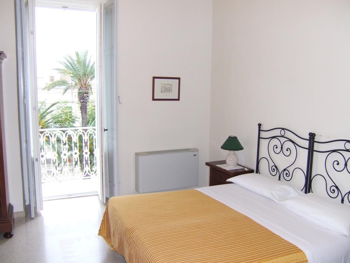 Albergo Lucy Trani Cameră foto